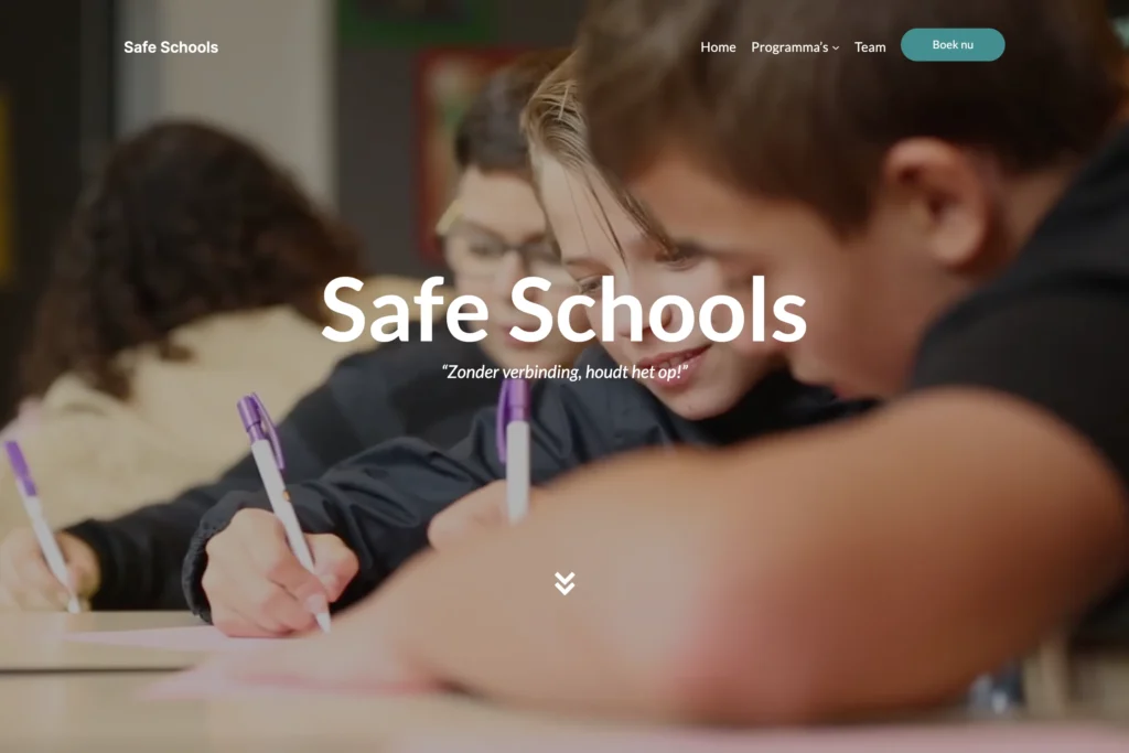 Homepagina van Safe Schools met een klas leerlingen aan het schrijven